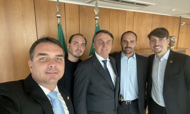 A Postagem Bolsonaro Impõe Sigilo De 100 Anos Sobre Acesso Dos Filhos Ao Planalto