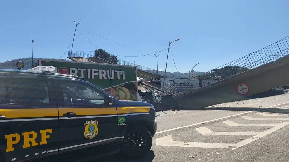 Passarela desaba após colisão de caminhão e deixa dois mortos em SP